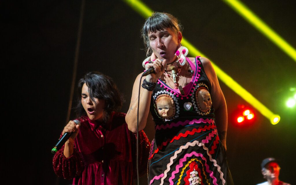 Aterciopelados en la noche del rock latino