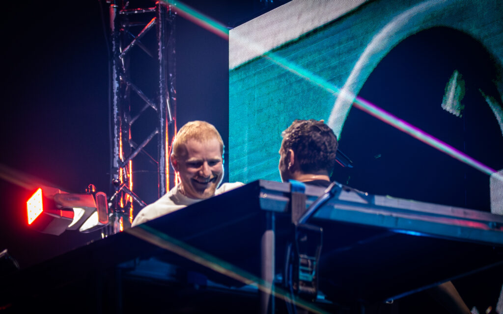 Ed Sheerab junto a Martin Garrix en el movistar arena de Santiago de Chile