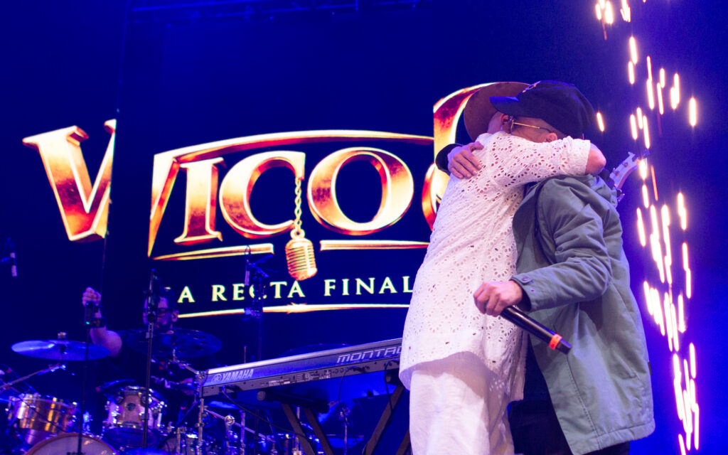 Abrazo de Vico C y su Hijo
