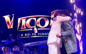 Abrazo de Vico C y su Hijo